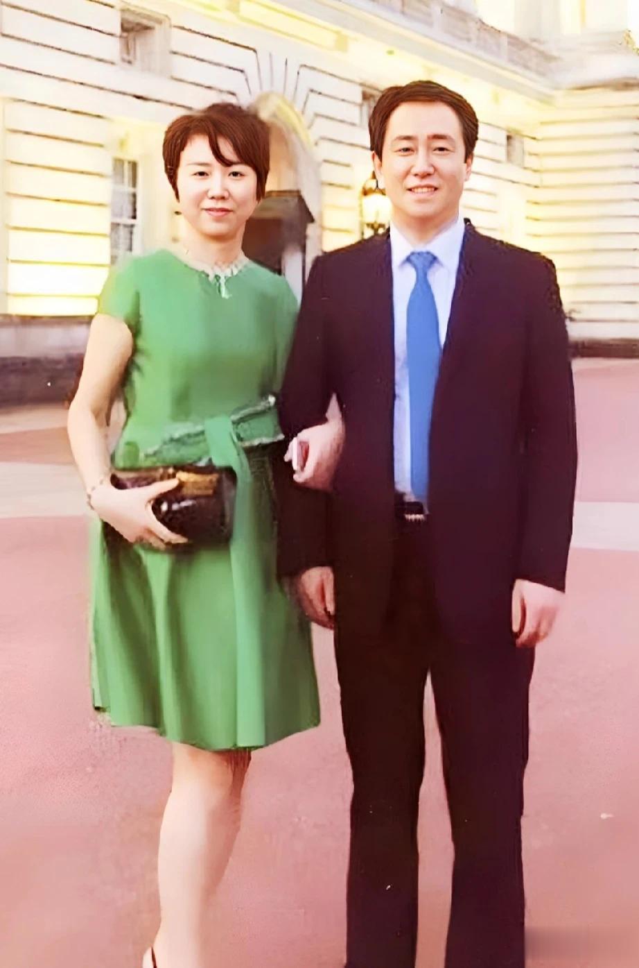 许老板做梦都没想到，进去还不到半个月时间，原本定居香港的前妻丁女士，突然拿着巨款