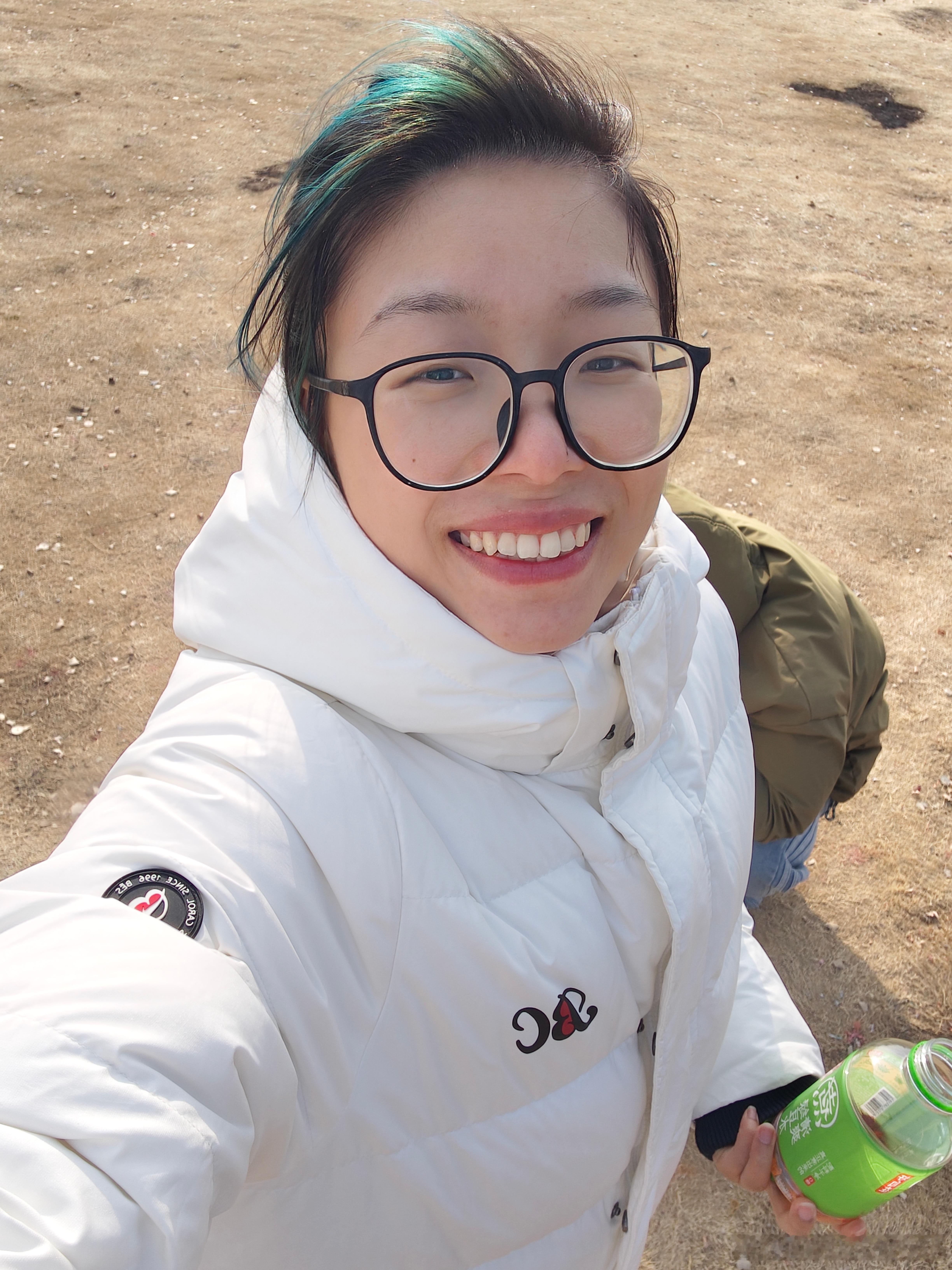 受不了了回去就要给它染黑，太绿毛杀马特了