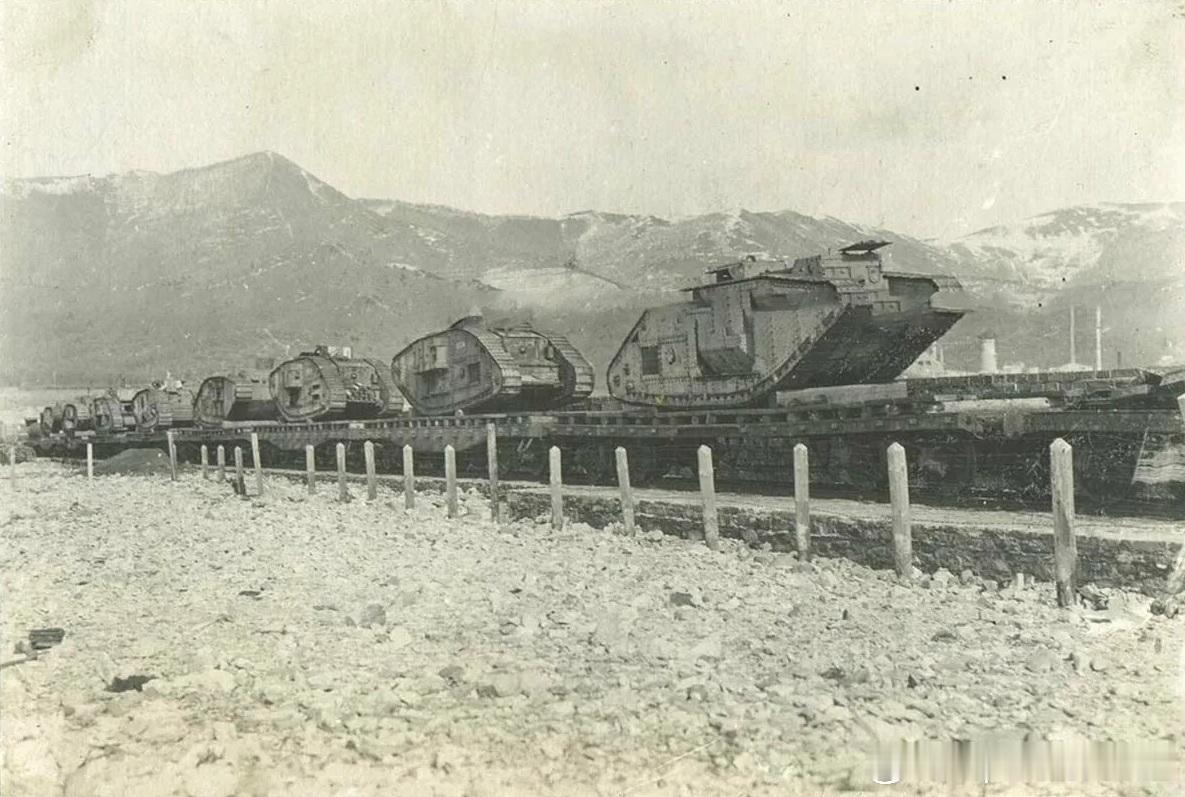 1920年3月邓尼金在新罗西斯克遗弃的英国坦克。1920年4月高加索方面军第9集