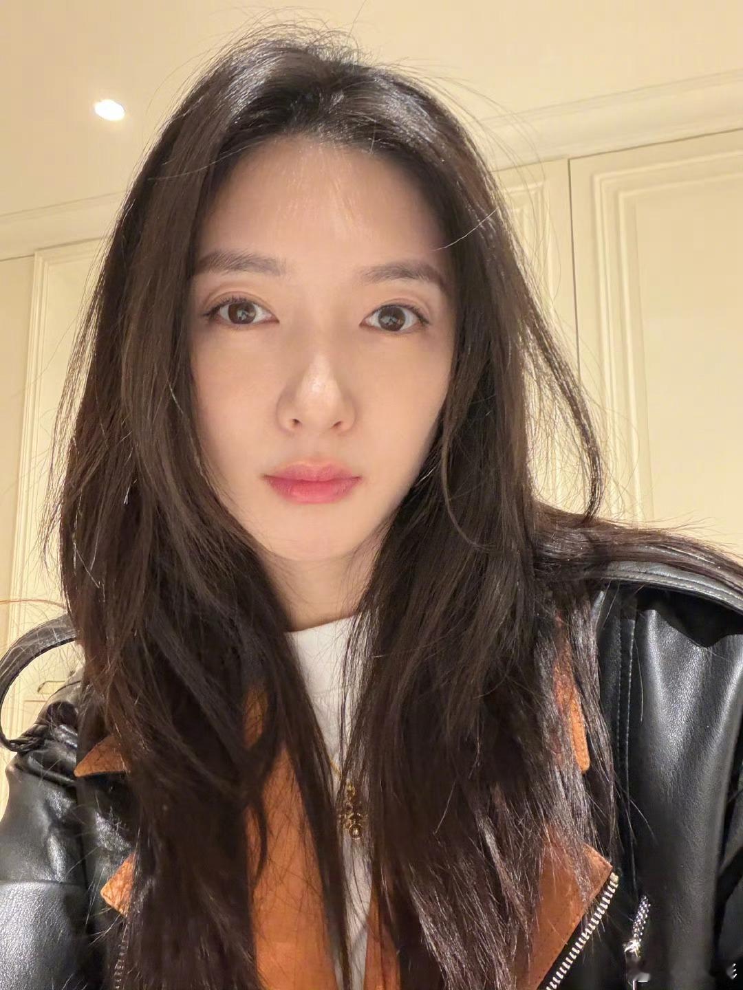 江疏影蛇年最后一个班结束 江疏影蛇年最后一个班结束，恭喜姐姐一年工作结束啦，新年