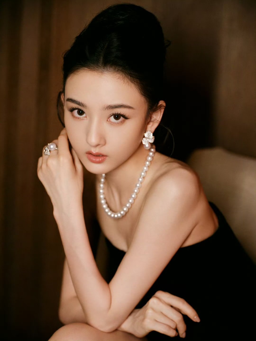 宋祖儿黑裙珍珠造型宋祖儿vogue出发图 宋祖儿vogue出发图来了！真的回来了