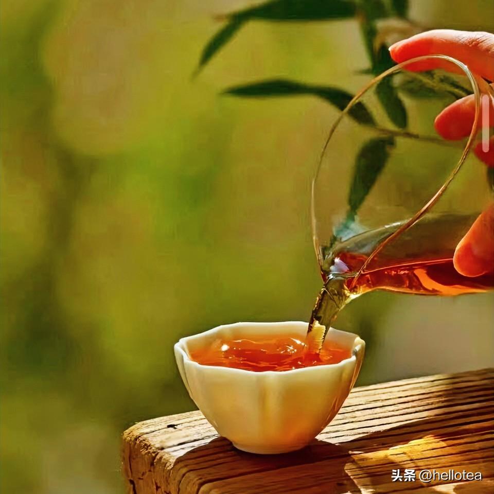 《茶道天成·朝天子》
叶儿旋，水儿喧，盏里浮沉间。半瓯清味胜琼筵，淡处真如禅。不