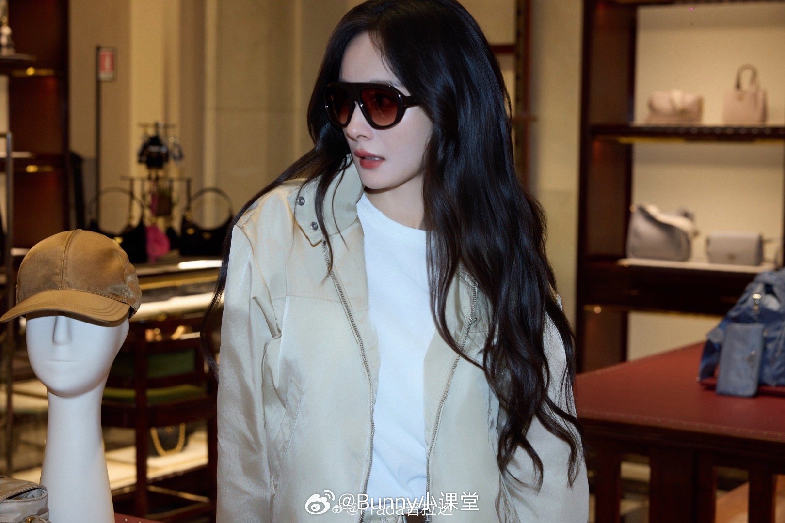 Prada代言人杨幂 含金量还在上升！Prada官博更新杨幂米兰探店美照，姐的状