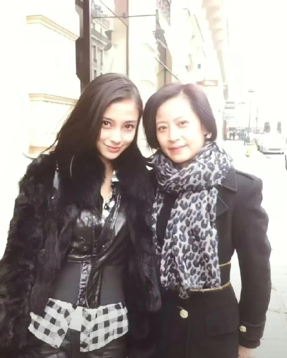 杨颖一家三口同框，颜值全靠基因打底
 
     一直觉得Angelababy杨