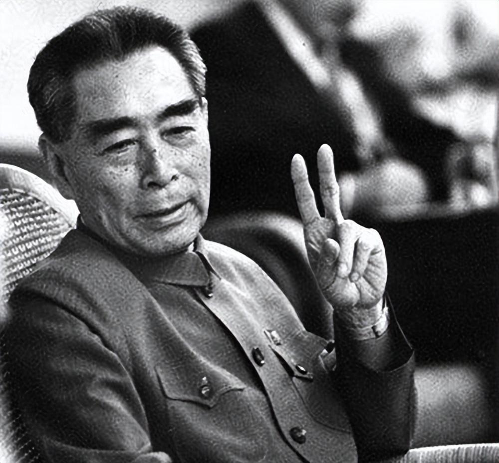 1961年，一辆卡车直冲冲地撞向周恩来，众人以为是特务的刺杀，来不及闪躲的周恩来