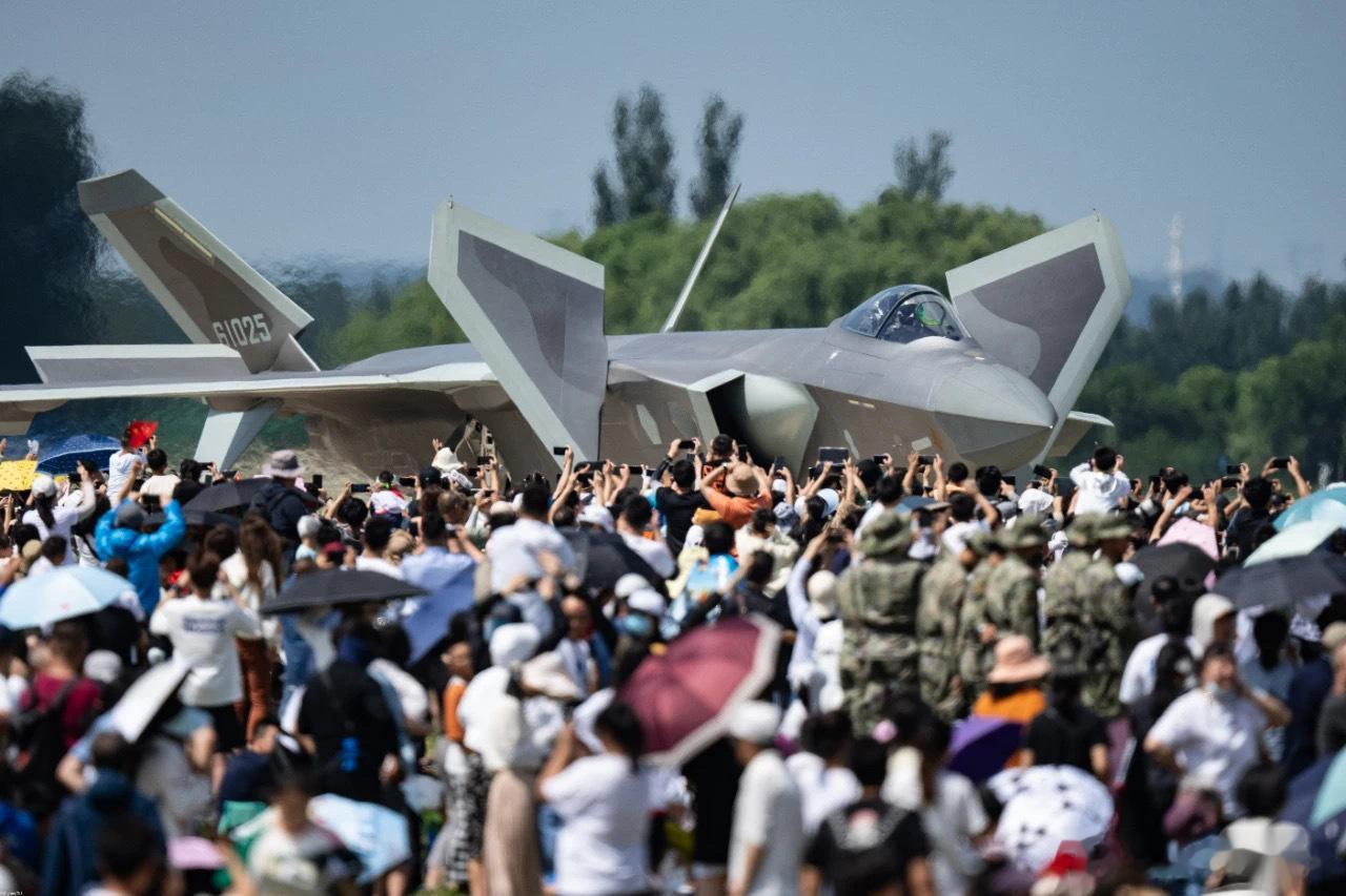 今日最佳，歼-20“威龙”战斗机从民众面前近距离滑过，八个翼面（鸭翼、垂尾、副翼