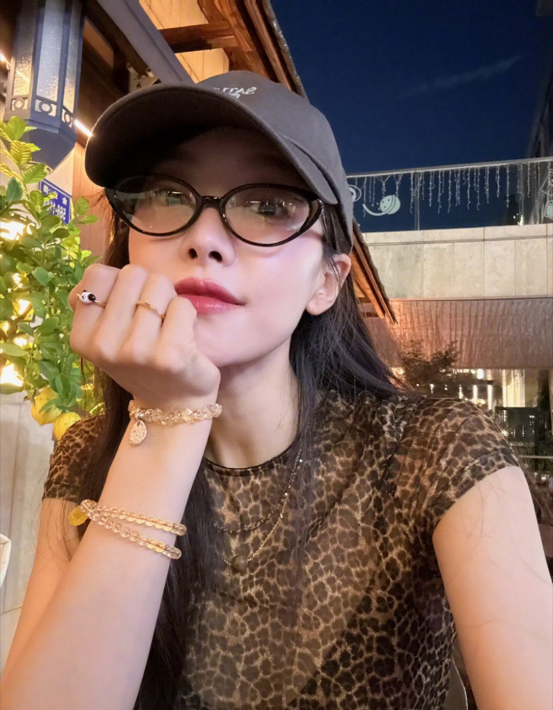 宋茜自拍技术突飞猛进啊，都拍这么美，是不是学习过了[doge][doge] ​​