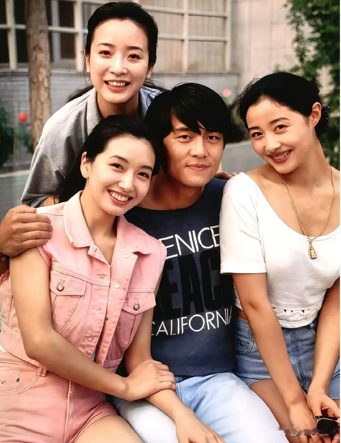 🎬 这是一张90年代老照片。
 
照片中的三位女演员大家应该都认识，陈小艺、江