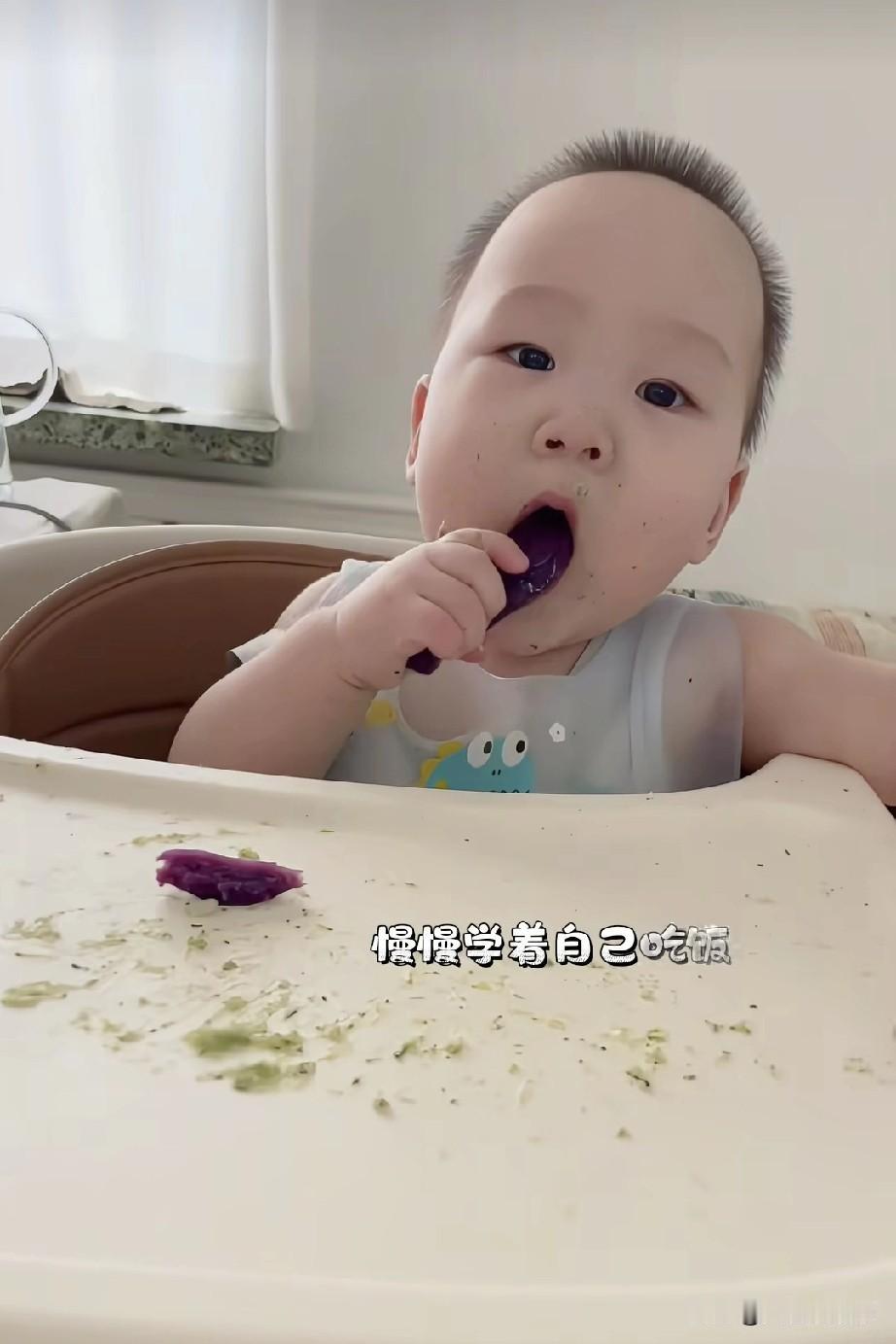 才发现，米乐以前吃饭也是很墨迹。

我妈总夸这孩子吃饭乖，还干净利索，我说那都是