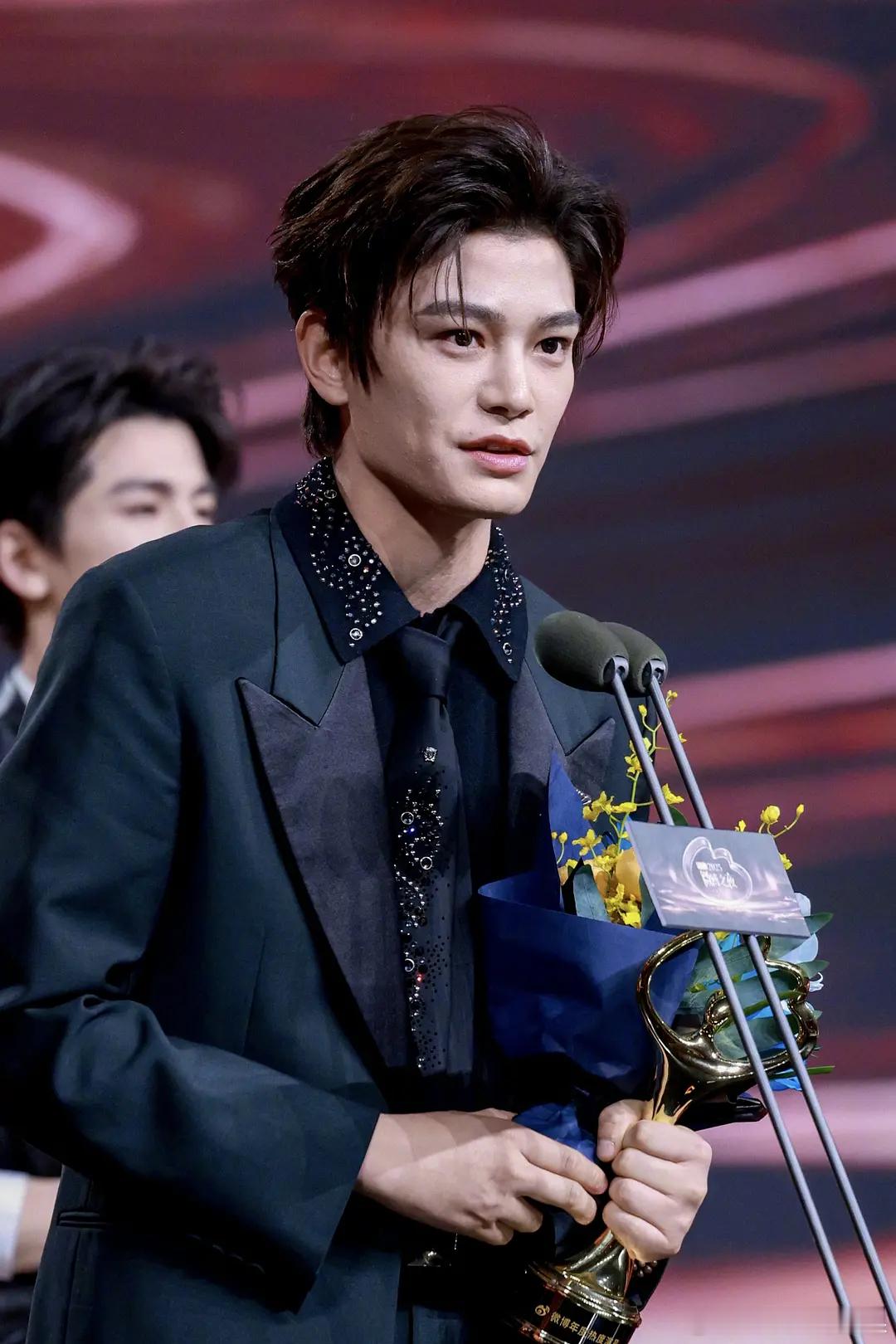 微博之夜官方出图 丁禹兮生图直出 怼脸依旧扛得住镜头 微博之夜内场微博之夜 真婚