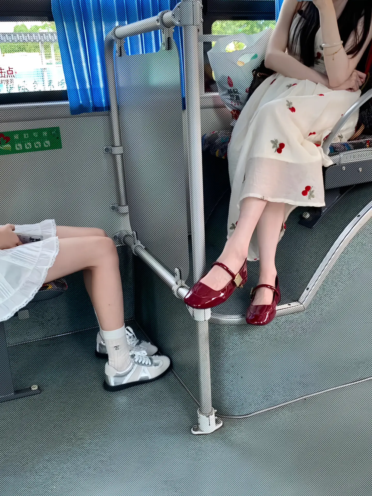 和学姐一起出门 整个车里都是香香的