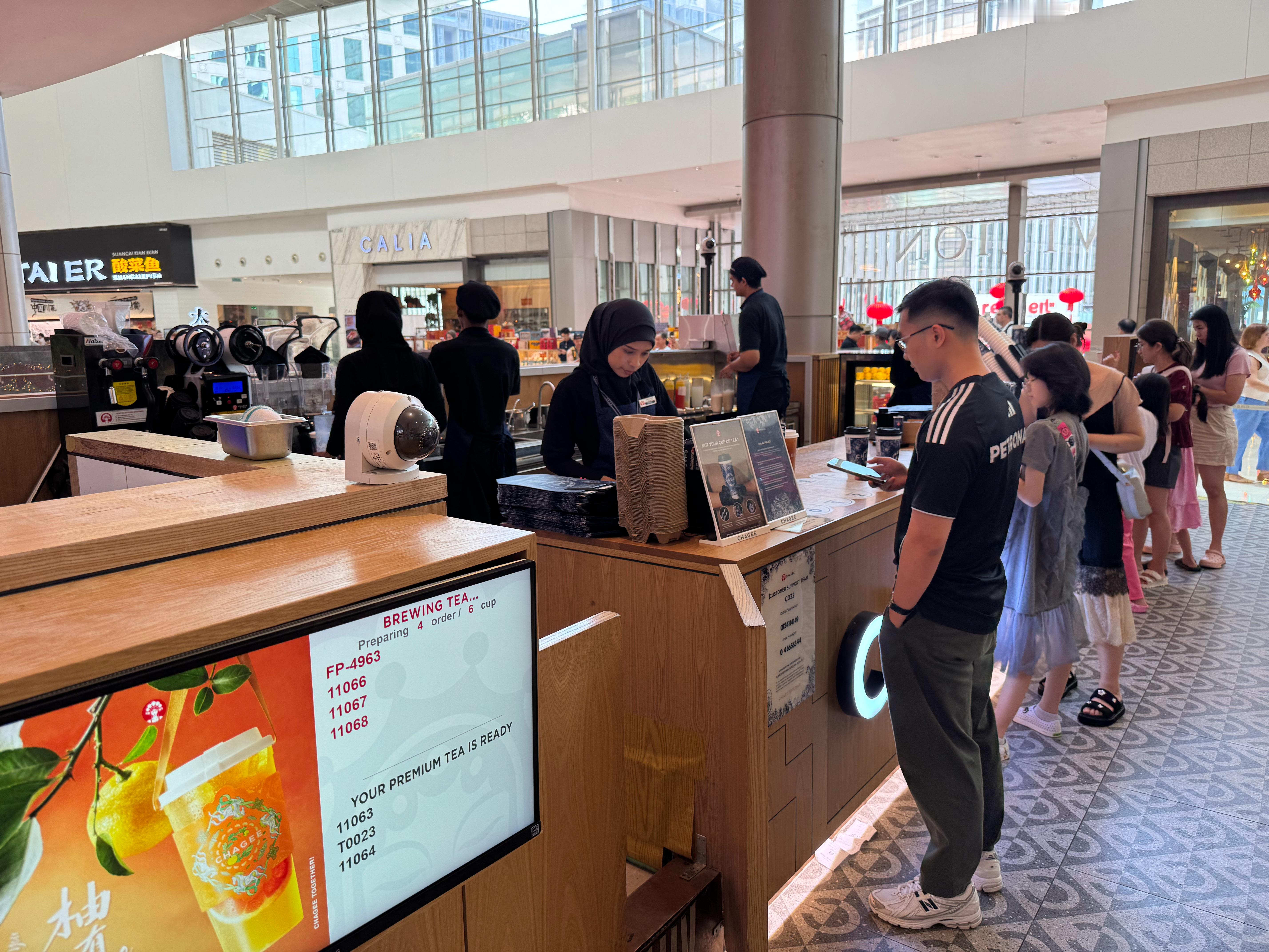 今天是继续在海外支持中国品牌的一天——茶姬，瑞幸，泡泡玛特。但是这里有星星人非常