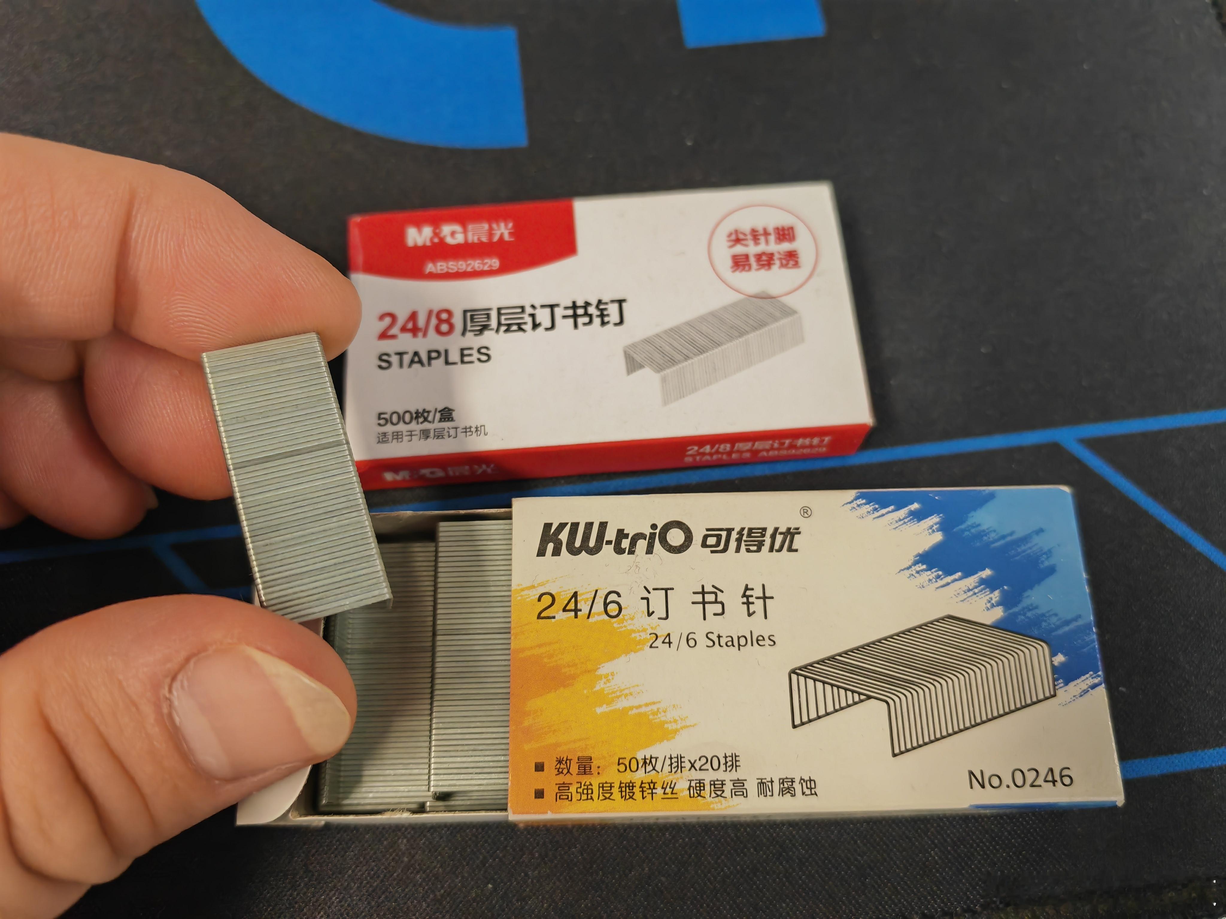 #订书钉才是上班摸鱼神器# 小黑打算先尝试做出一个轱辘。 ​​​