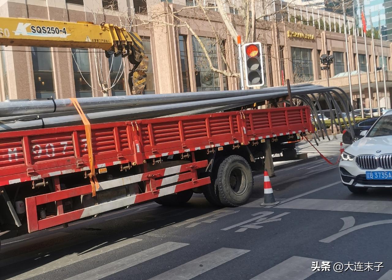 连日来，我发现人民路一带正在进行市容市貌修整和优化。

从修整破损不平路面，到安