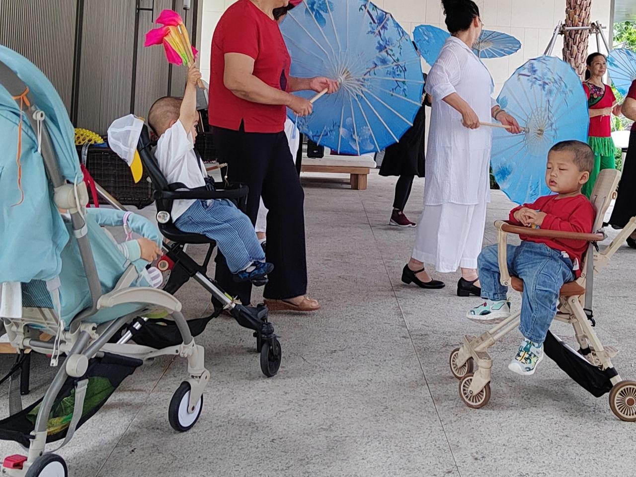 《跳舞与带孙，两全其美有良策》
清晨六点半，李阿姨换上了舞鞋。身旁小推车里，三岁