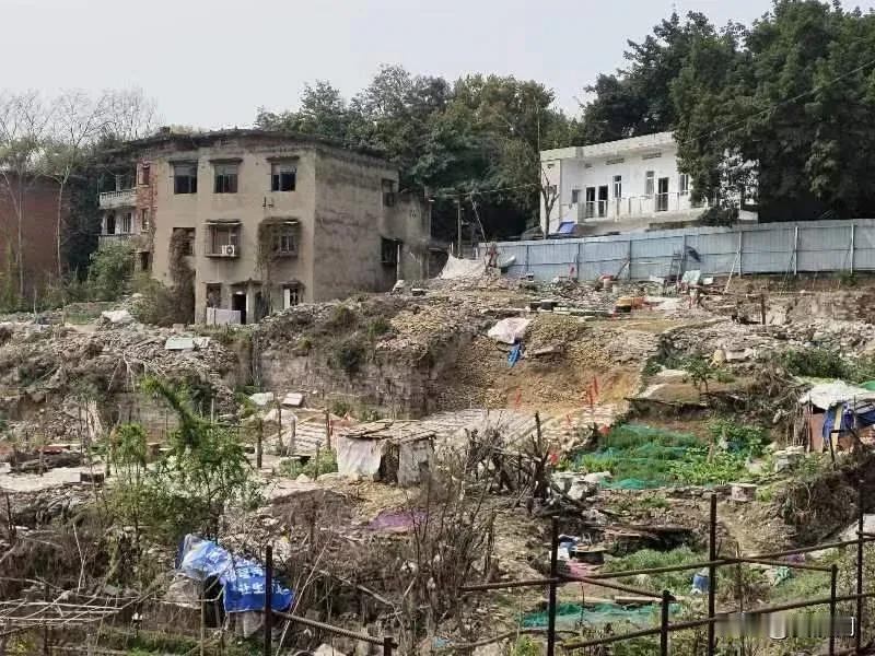 网友爆料:在顺庆区金鱼岭附近的黄角树小区后面，有一个停工多年的工地，该工地停工后
