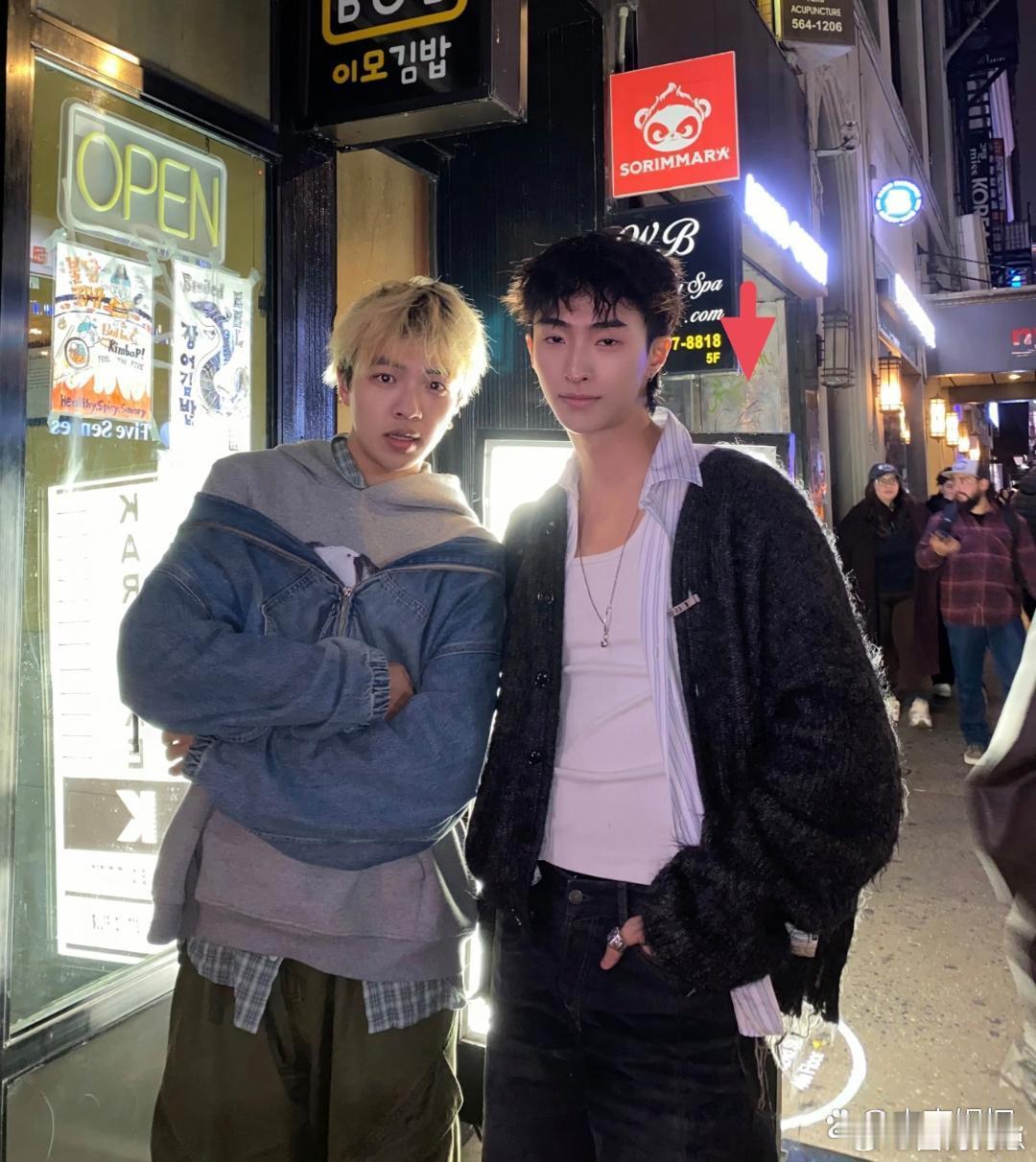 伊能静23岁儿子恩利纽约街头被偶遇，造型时尚帅气、皮肤白皙，神似韩团成员，身高颜