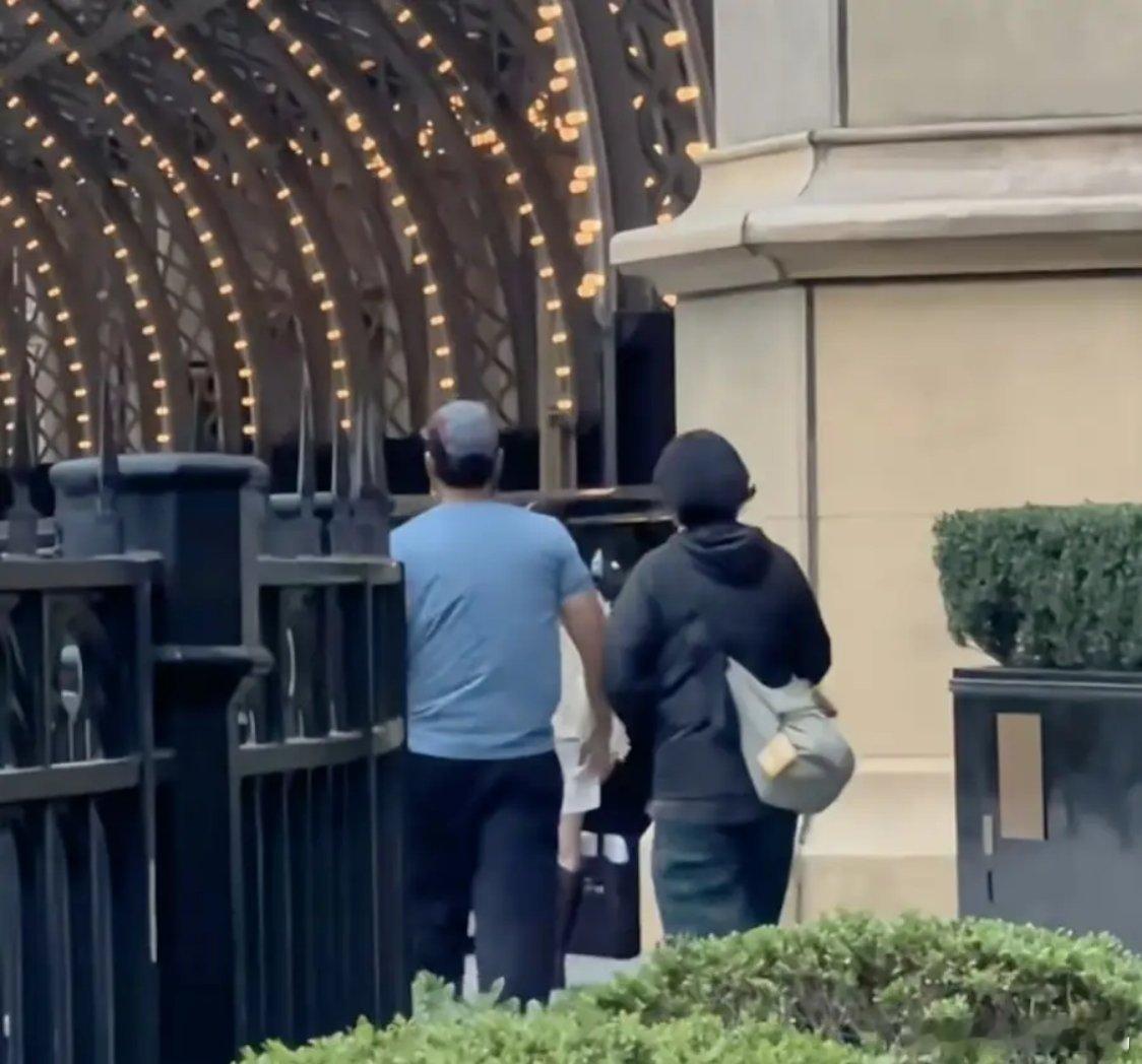 43岁的彭于晏在澳门酒店健身时被偶遇，身材练得十分壮硕，胸肌饱满，状态相当不错，