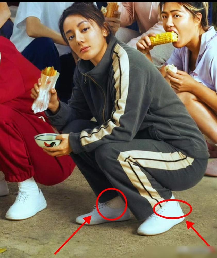 大家发现没？

哪是剧组真穷啊，这明明是星爷埋给老粉的专属彩蛋好嘛！追了他几十年