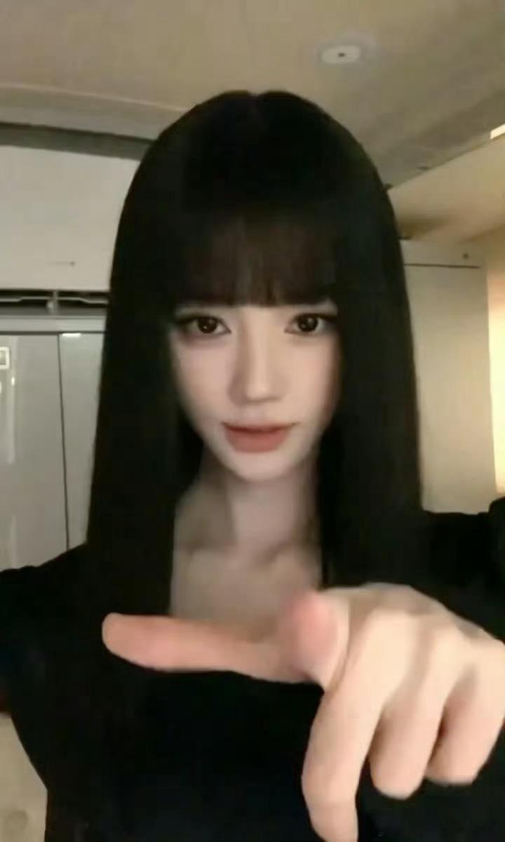 鞠婧祎跳了恋爱的条件手势舞 鞠婧祎齐刘海造型好有冲击力这支手势舞卡点超丝滑，氛围