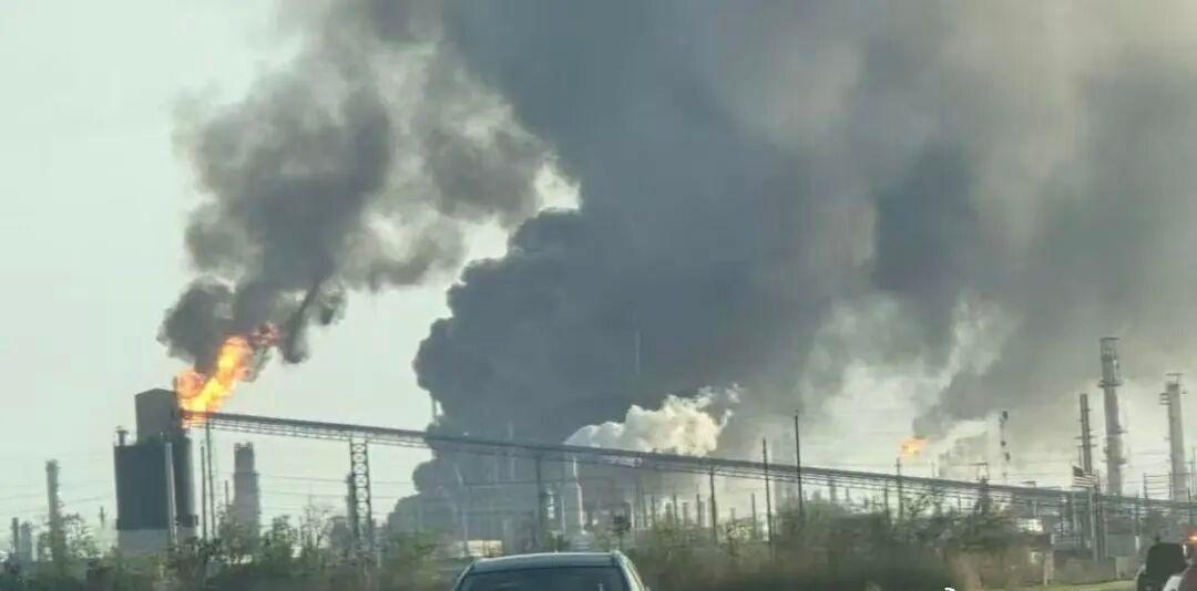 【美国得州一炼油厂发生爆炸】央视记者获悉，当地时间3月23日，美国得克萨斯州阿瑟