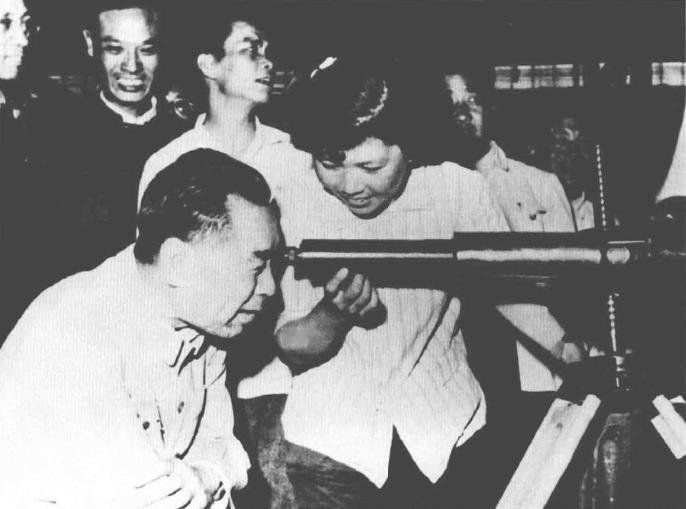 1962年6月20日，周恩来总理在某炮厂视察。