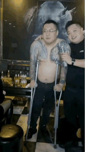 大哥激动了，忘记了自己的健康状况，直接把双拐扔掉了，结果还是重重的摔到了地上，音