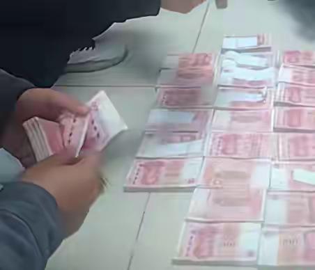 就问你佩不佩服这关女士的胆量和胆识
气就气这关女士太不把警察当回事，以为天下人都