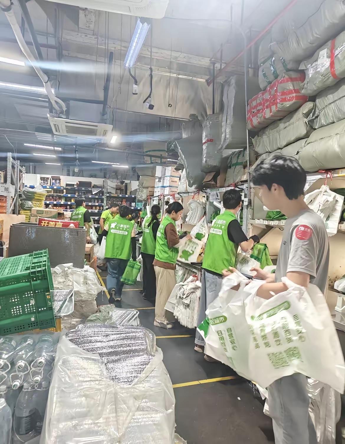 钱难挣啊，今天在小象超市面试分拣。
前面安排了一个在这里工作很久的老员工女孩子，