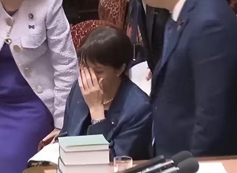 谁能想到，号称日本“铁娘子”的高市早苗，会在国会当场站不起来？3月12日的画面太