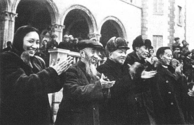 1949年1月沈钧儒(左二)、李济深(左三)、郭沫若(左五)等在沈阳观看秧歌表演