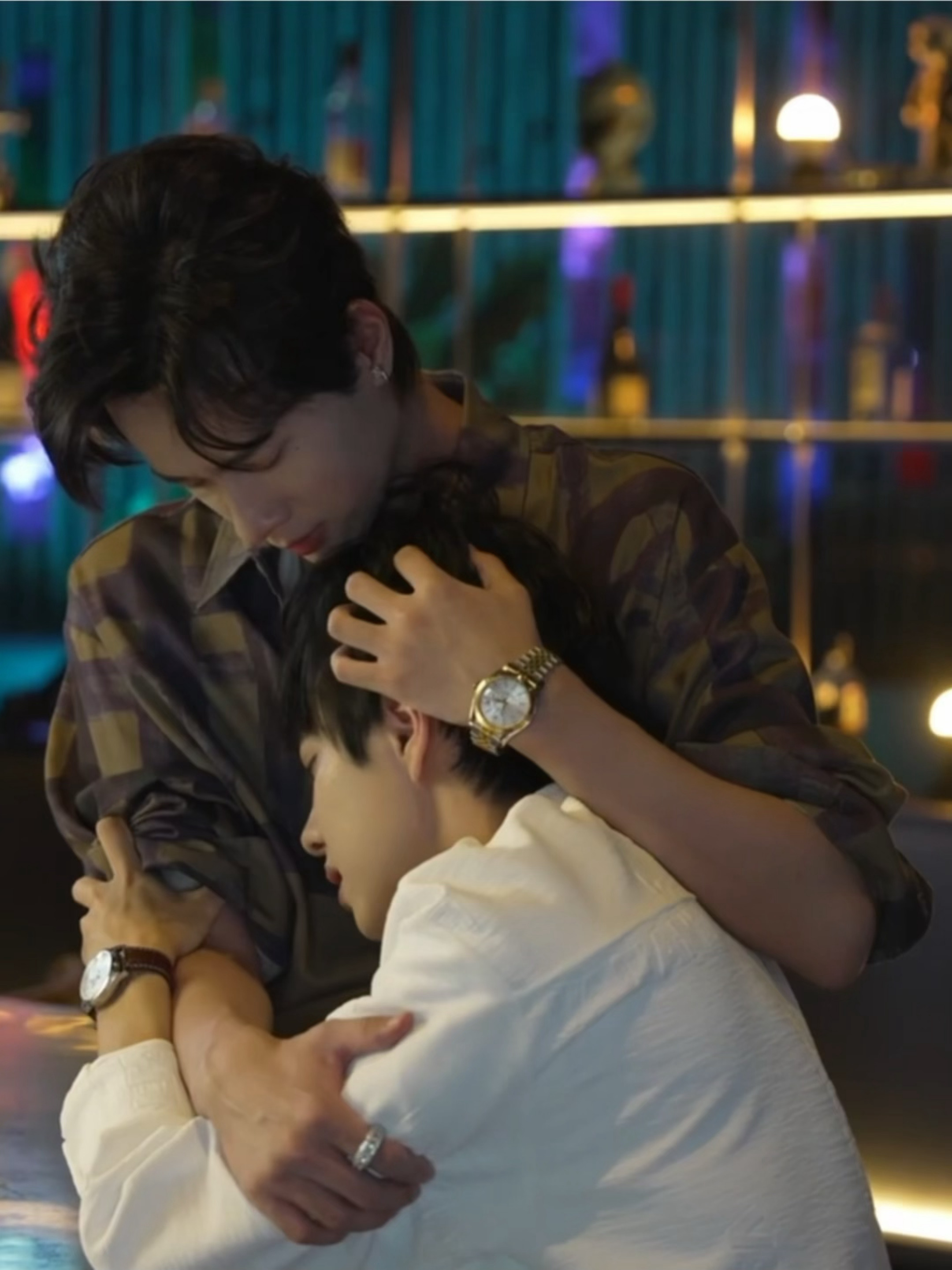 陪他入戏陪他流泪也两年啦🥺不过不得不说这个郭子给我们小帅抱着亲了一口又猛吸一下