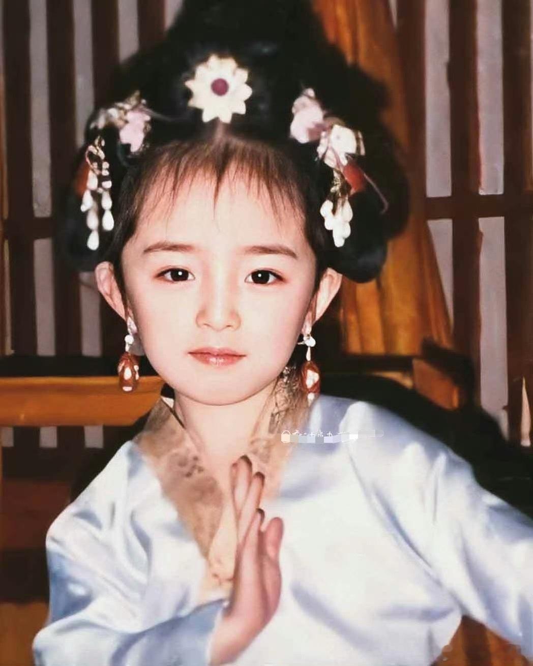 谁会舍得打这么可爱的闺女啊，能够有小杨幂这么可爱的孩子估计她爸爸妈妈每天都会开心