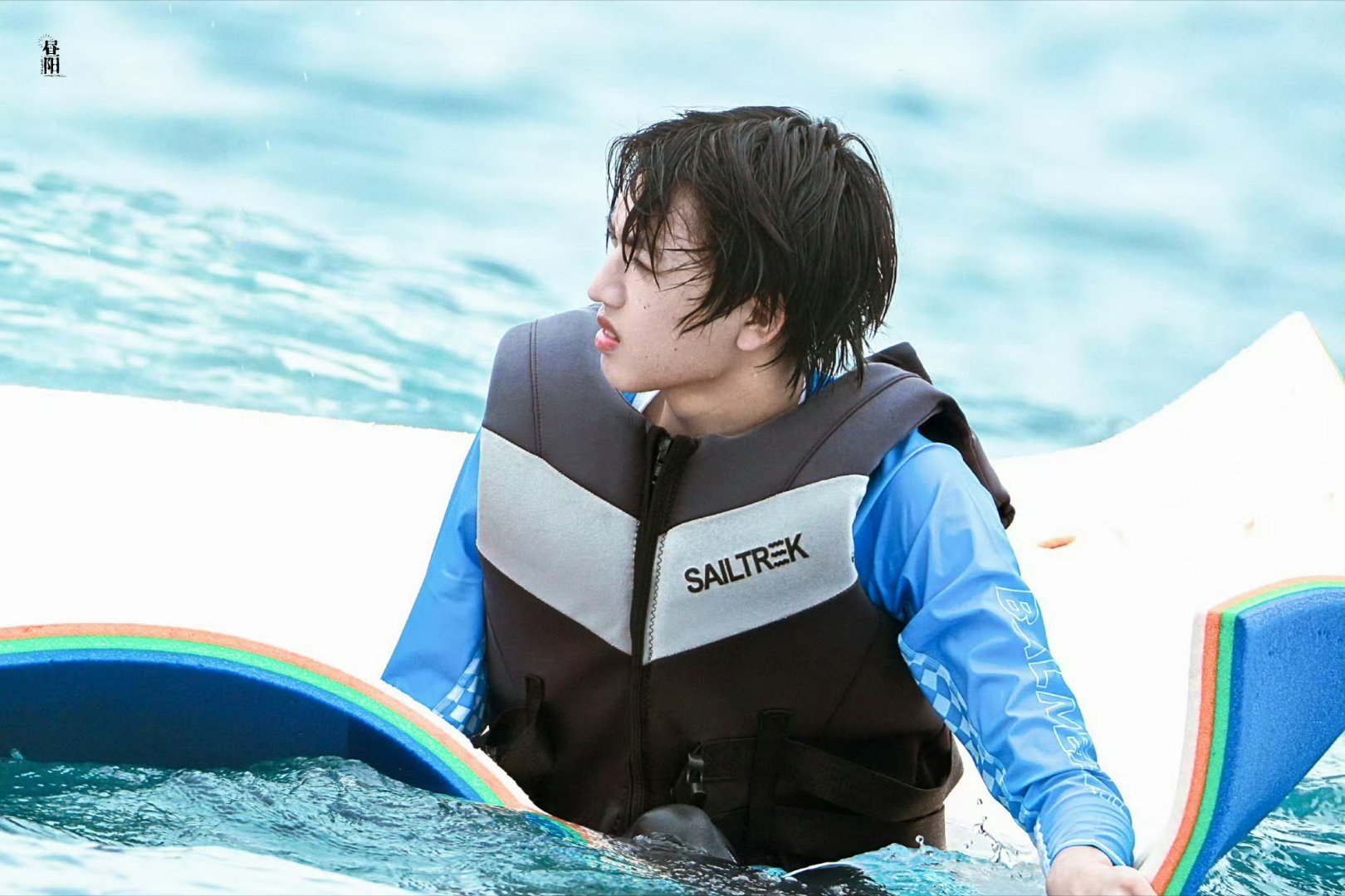 张桂源被海浪逗得皱脸的样子好乖，阳光少年感拉满，萌晕了