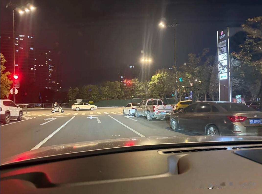 此时我需要右转怎么办？
在红绿灯处我需要右转，但是右转车道停满了车，关键是旁边还