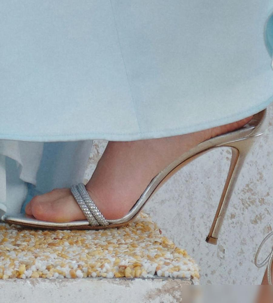 张艺凡又被剧组嫌弃了，罪魁祸首竟然是她那1米76的身高。
 
别人是没戏拍，她是