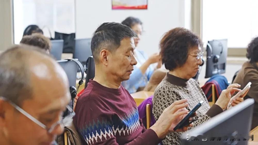 退休后去上老年大学？这届老年人太卷了！

啥情况？老年大学现在这么火？

📚 