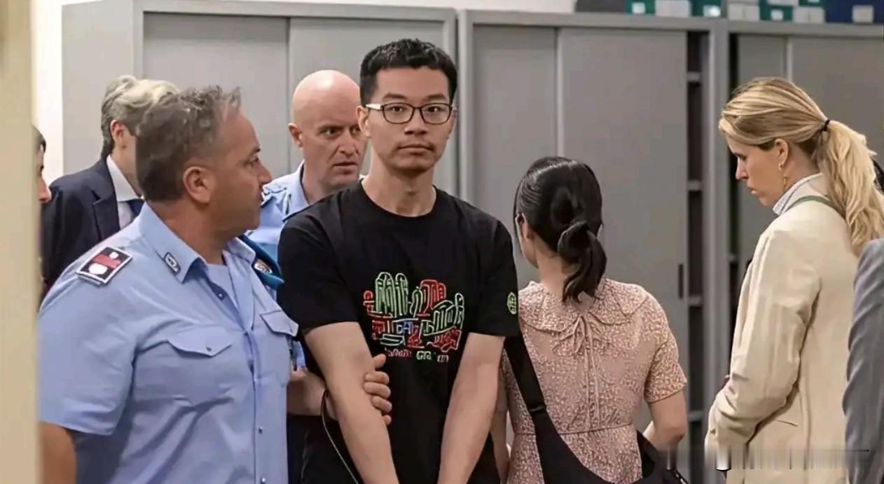 一名中国33岁男性芯片工程师，和他的妻儿去意大利度蜜月，刚到意大利机场就被意大利