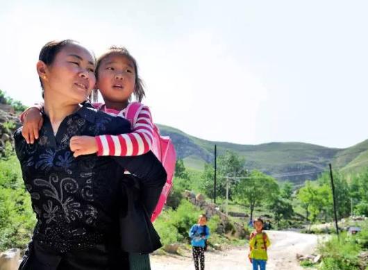 1994年，一名18岁的女孩被人贩子以2700元卖给了一位放羊人，洞房当晚，女孩