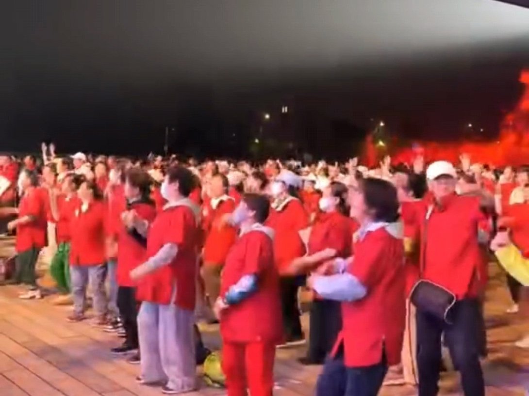 高考完沉寂的广场舞又回来了广场舞神曲上新引得千人跟跳高考一结束，街头的广场舞立马