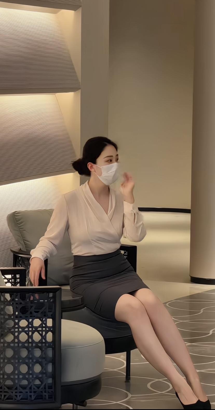 分享高气质魅力女人气质太高了，得用口罩遮一下