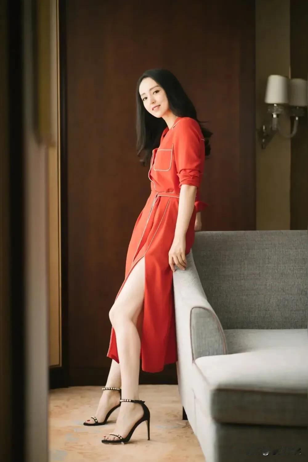 高跟鞋把女人的身材扬长到极致，足弓美。董璇大美女这照片，把她的静态美充分挖掘出来