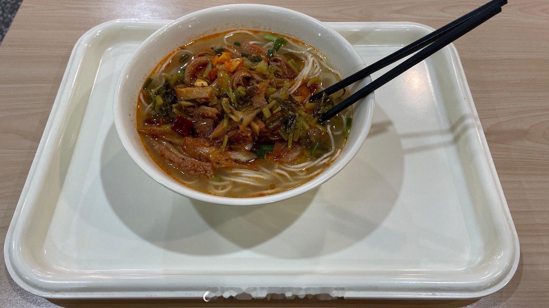 上午事情很多，一碗汤面解饿～可惜缺点小葱香菜…… ​​​