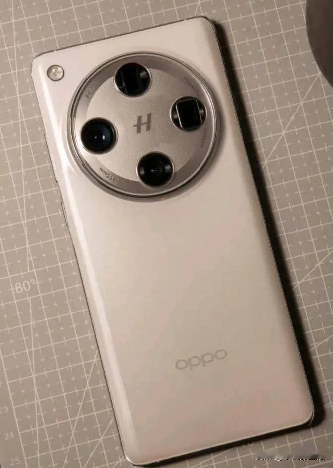 今日，有数码博主发文称看到一张 OPPO Find X8 的图，也不知道是不是真