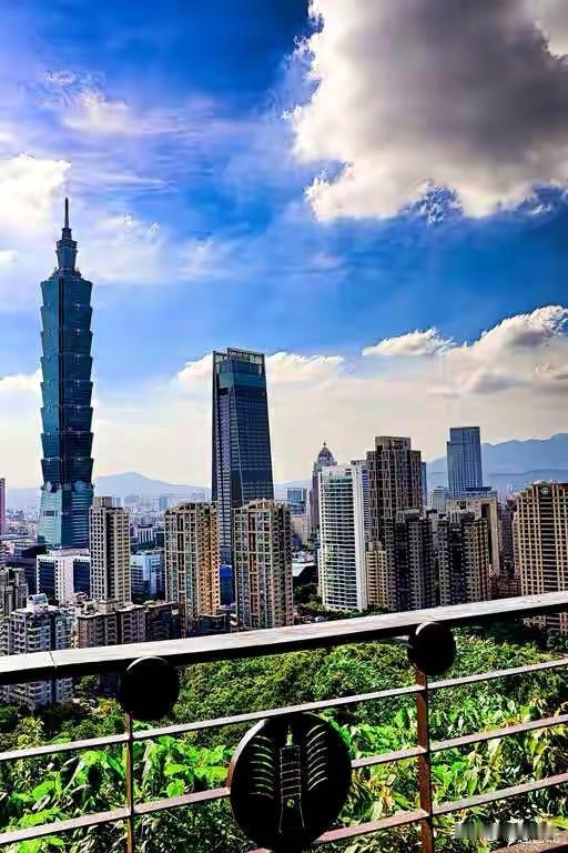 “一国两制”绝对不能等同于“一国两治”。
海峡导报8月30日转发微信公众号“湖畔