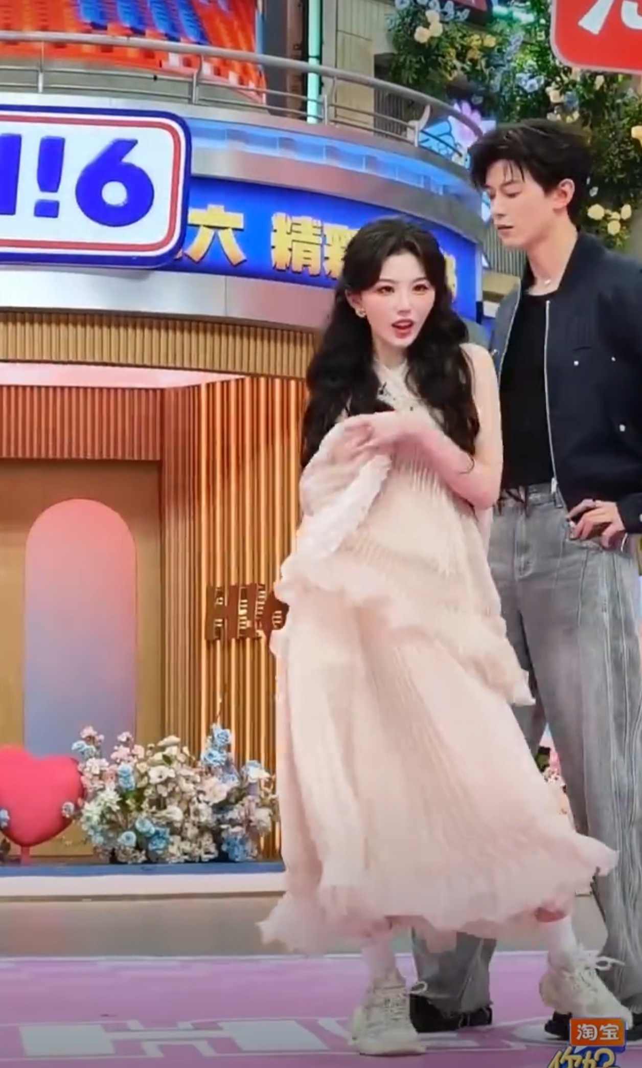 邓凯：说好的售后，必须甜！直接扛肩抱安排上。邓凯把孔雪儿扛在肩上就这个孔雪儿邓凯