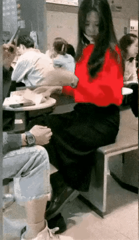 红衣女孩这是遇到了心仪的男神了，心甘情愿的为他服务，不过女子的这些操作是不是有点