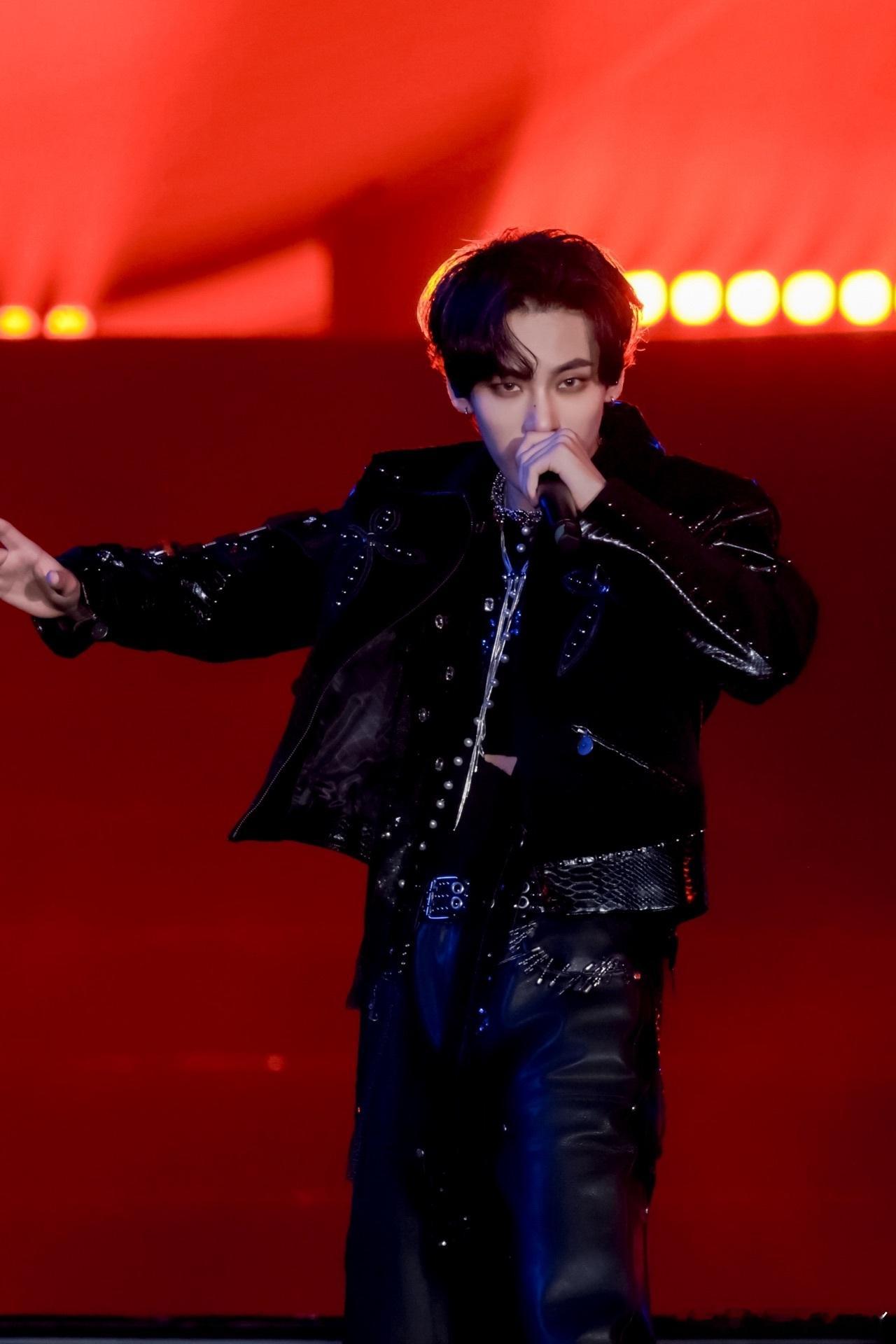 骨折戴机械臂也要唱跳 姚柏南带伤唱跳的毅力太绝了！机械臂造型吸睛，可想到骨折的疼