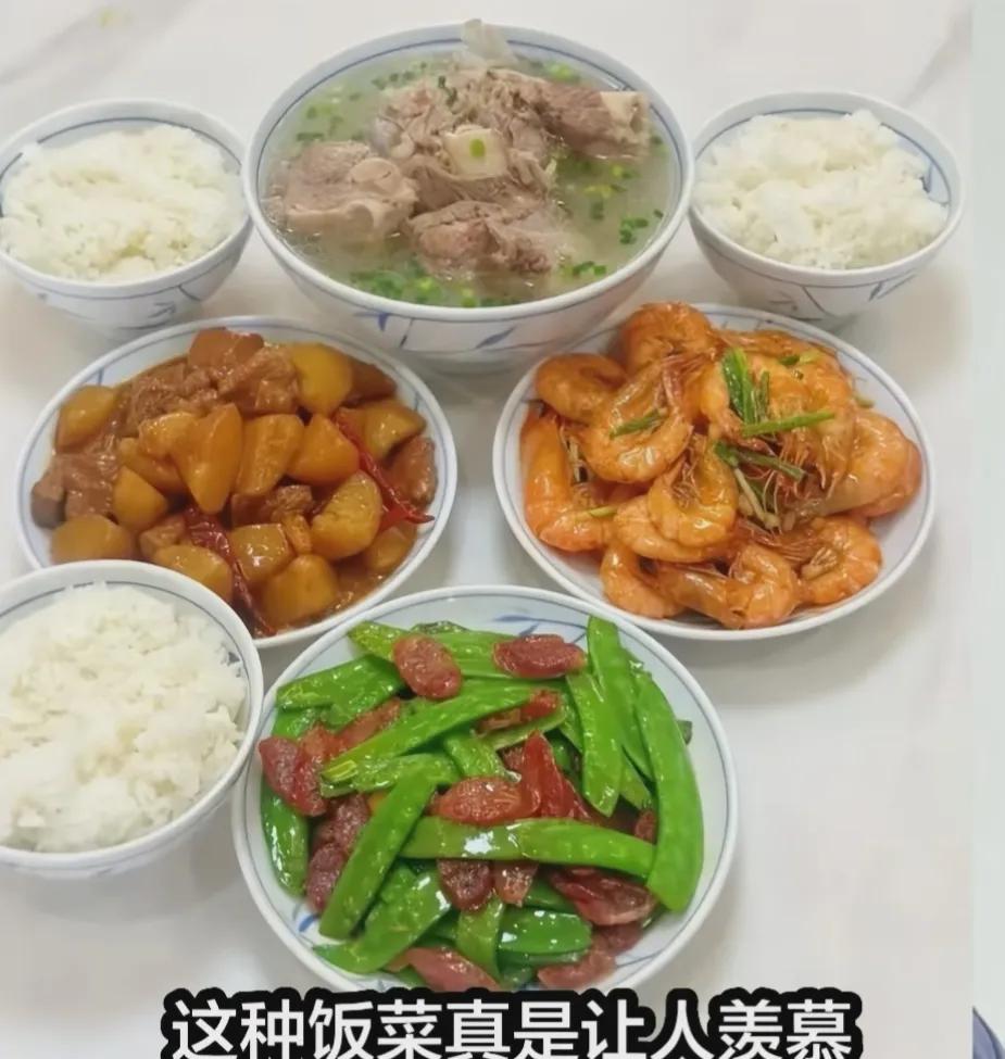 来个南方人说说，你们一家三口真的每天都做这么多菜吗？天天这样吃，一个月得多少生活