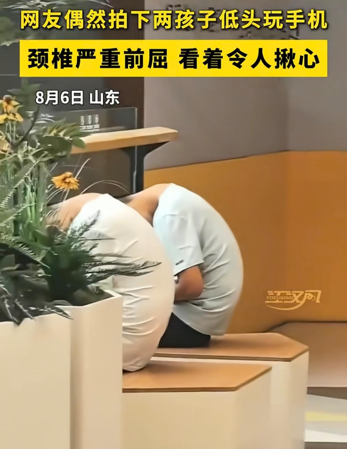咱们有一说一，刷到这条视频的时候，我是真被吓到了。视频里那脖子弯的，不知道的还以